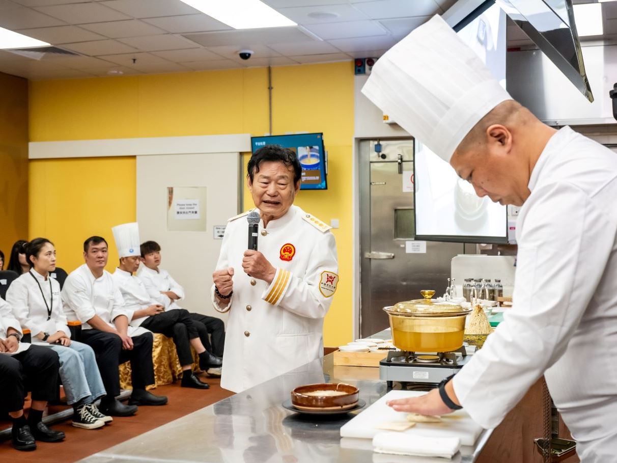 薛泉生大师为大师班介绍「乾隆南巡宴」烹饪技巧