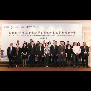 主禮嘉賓與學校代表合照留念
