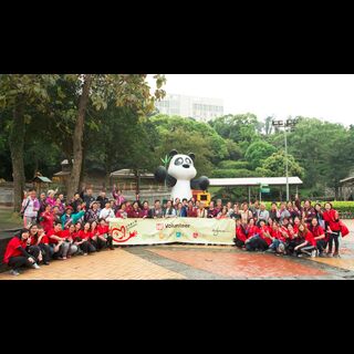 Wynn volunteers invite seniors from Tung Sin Tong to visit the Panda Pavilion