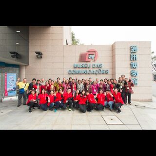 The Wynn volunteers invite seniors from the Seac Pai Van district to visit the Communications Museum