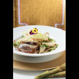 Braised sliced sea cucumber with bamboo shoots and spring onions – Wing Lei