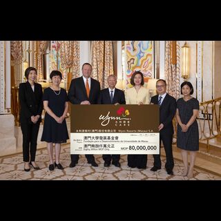 （由左至右）永利澳門及永利皇宮推廣傳訊高級副總裁廖曉齡女士，澳門大學工商管理學院院長陳靖涵講座教授，永利澳門有限公司總裁高哲恒先生，澳門大學校董會主席、澳門大學發展基金會信託委員會主席林金城博士，永利渡假村（澳門）股份有限公司總裁兼常務董事