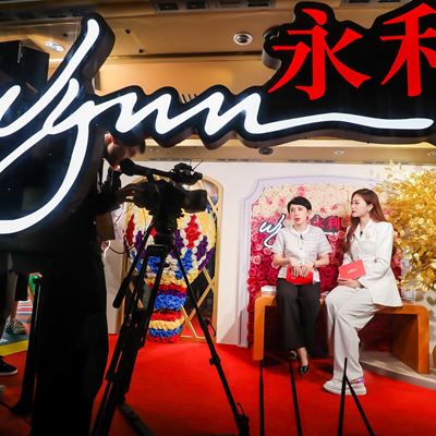 Wynn hosts a live streaming session with popular Mainland Chinese blogger Zhang Jiefang, and interacts with local audien