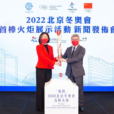 Ms. Linda Chen and Mr. Pun Weng Kun place the torch "Flying" on its display stand to kick off the exhibition
