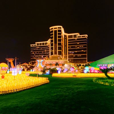 永利皇宫南门户外草地亦设有"幻彩耀濠江"大型光影艺术装置，更添气氛
