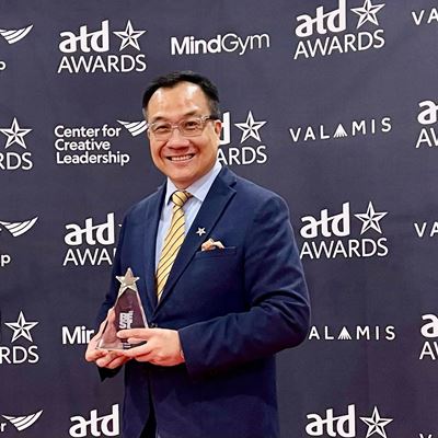 Barry Ip, Vice President of Learning and Advancement of Wynn Macau and Wynn Palace received the award on behalf of Wynn