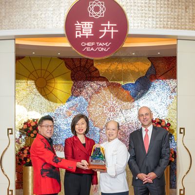 Chef Tam receives a special memento from Ms. Linda Chen, President and Vice Chairman of the Board of Wynn Macau...