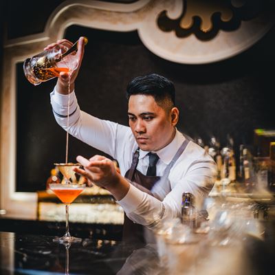 Wynn mixologist Richard Alfaro will host a masterclass on barrel-aged cocktails