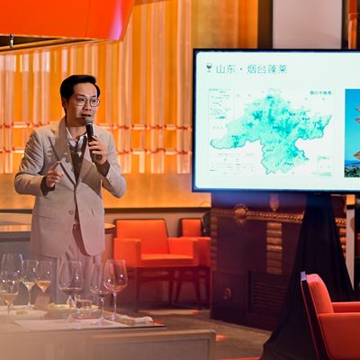 中国最具影响力的葡萄酒专家之一邢威于永利皇宫屡获殊荣的"泓"日本料理中主拄大师班，分享他对国产葡萄酒新面貌的见解。