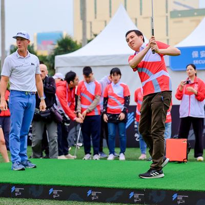 亚巡赛球星韩森与特奥会运动员分享高尔夫球技巧