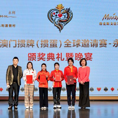 陈志玲（右一）为体育冠军颁发赛事荣誉宣传大使证书