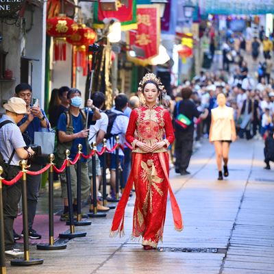 10個彰顯本地原創魅力的澳門時尚品牌以 2024春夏系列原創服飾為主題， 提供 70套作品在福隆新街步行區參與時尚匯演。