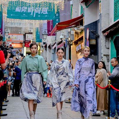 10个彰显本地原创魅力的澳门时尙品牌以 2024春夏系列原创服饰为主题， 提供 70套作品在福隆新街步行区参与时尙汇演。