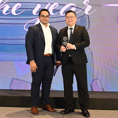 Joe Wong, Director of Casino Administration of Wynn Macau and Wynn Palace (right), receives the award on behalf of Wynn