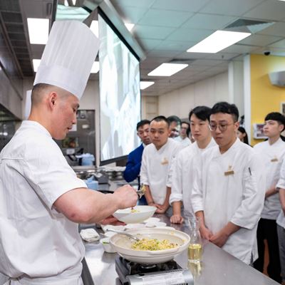 Chef demonstrates Authentic Yangzhou-style Fried Rice in the Masterclass