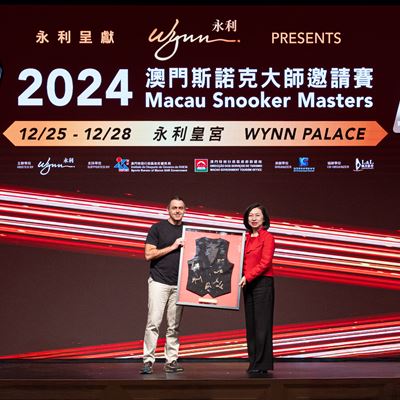 Ms. Linda Chen, President and Vice Chairman of the Board of Wynn Macau, Limited,  received souvenirs from Mr. Ronnie O'S