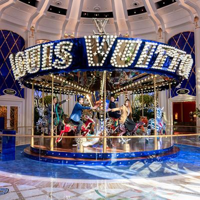 Louis Vuitton 冬日璀璨奇幻慶典夢幻旋轉木馬之旅