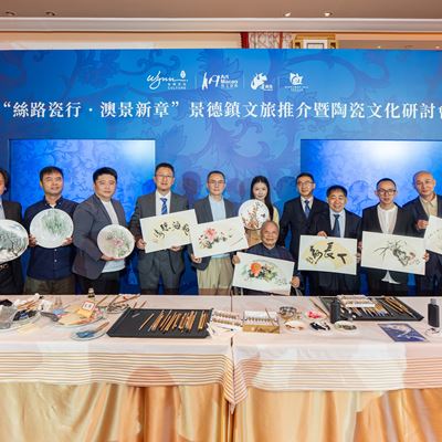 艺术家们于"瓷韵丹青·翰墨丝路"雅集创作与陶瓷文化相关的书法及绘画作品