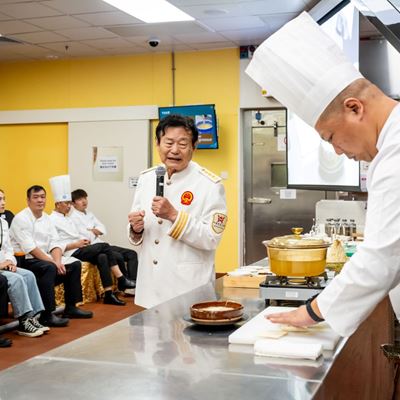 薛泉生大师为大师班介绍「乾隆南巡宴」烹饪技巧