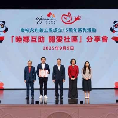 Ms Linda Chen presented a commemorative certificate to Mr Chan Ka Leong