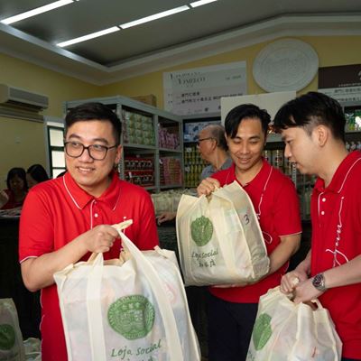 Wynn volunteers distribute food baskets to 375 underprivileged families