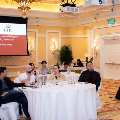 Participants actively discuss and exchange ideas in class