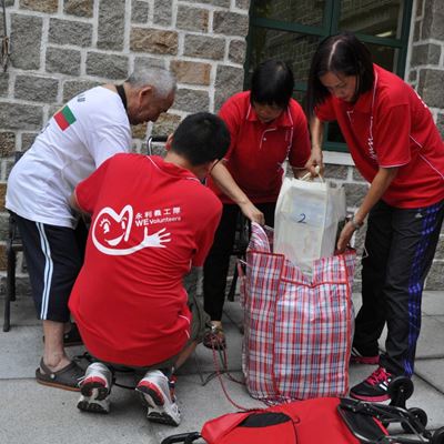 Around 30 warm hearted volunteers from Wynn Macau participate in the hamper distribution