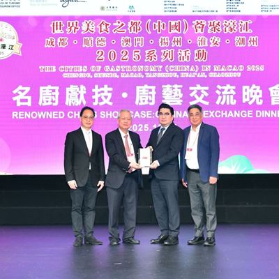 Mr Raymond Vong Masterchef Consultant of Macanese Cuisine of Wynn Macau and Wynn Palace accepted the certificate of a