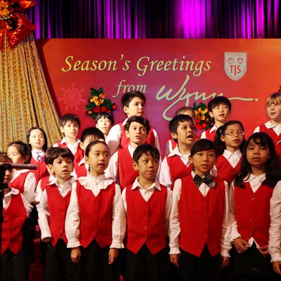 Tis crescendo choir sings festive Christmas carols in the lobby of Wynn Macau