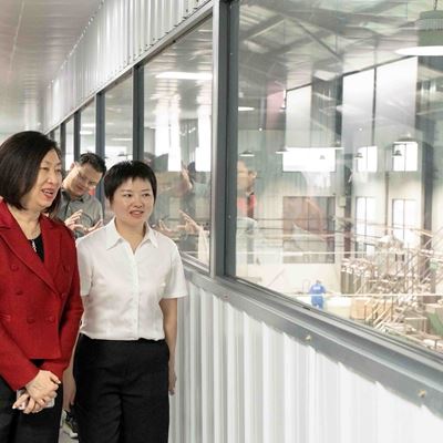 The delegation inspects the factory s standardized production of Xigang Fried Tofu