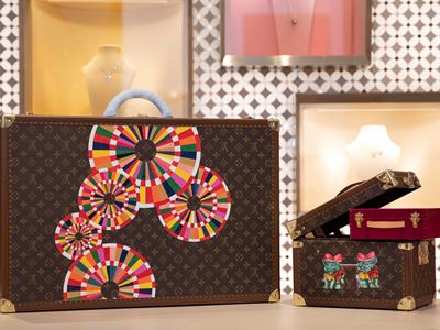澳门设计师刘华智及艺术家老嘉怡为Louis Vuitton硬箱进行艺术创作。
