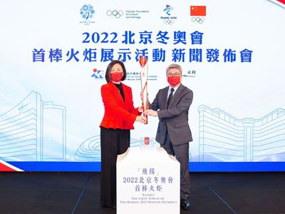 Ms. Linda Chen and Mr. Pun Weng Kun place the torch "Flying" on its display stand to kick off the exhibition