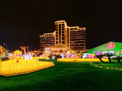 永利皇宫南门户外草地亦设有"幻彩耀濠江"大型光影艺术装置，更添气氛