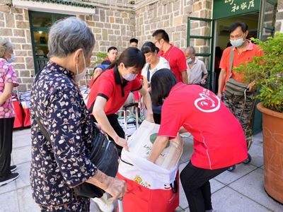 30 Wynn volunteers distribute food baskets to 372 underprivileged families