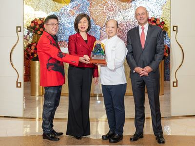 Chef Tam receives a special memento from Ms. Linda Chen, President and Vice Chairman of the Board of Wynn Macau...