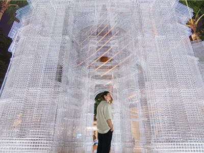 藝術家以建築為語言，建構高聳的透明金屬絲網，亮起令人目眩神迷的光芒