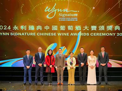 Esteemed guests of honor officiated the prestigious Wynn Signature Chinese Wine Awards ceremony.