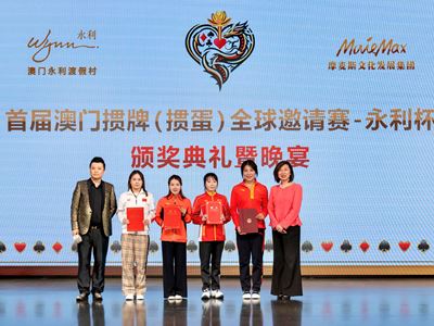 陳志玲（右一）為體育冠軍頒發賽事榮譽宣傳大使證書