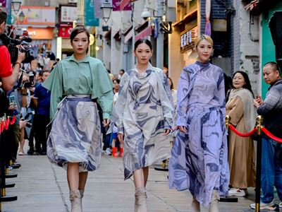 10個彰顯本地原創魅力的澳門時尚品牌以 2024春夏系列原創服飾為主題， 提供 70套作品在福隆新街步行區參與時尚匯演。