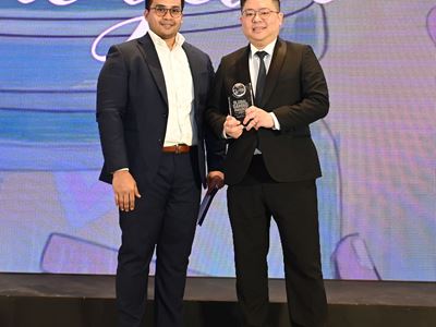 Joe Wong, Director of Casino Administration of Wynn Macau and Wynn Palace (right), receives the award on behalf of Wynn