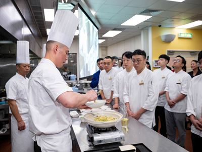 Chef demonstrates Authentic Yangzhou-style Fried Rice in the Masterclass