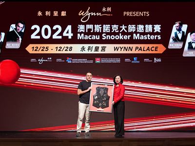 Ms. Linda Chen, President and Vice Chairman of the Board of Wynn Macau, Limited,  received souvenirs from Mr. Ronnie O'S