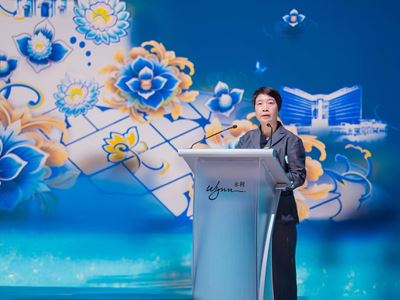 The President of the Cultural Affairs Bureau, Ms. Leong Wai Man, gives a speech