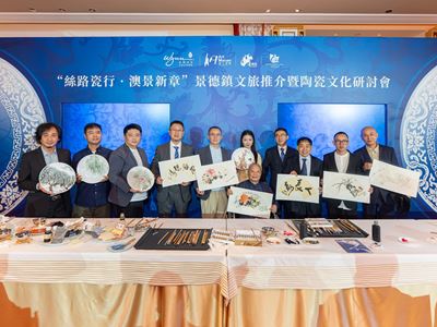 艺术家们于"瓷韵丹青·翰墨丝路"雅集创作与陶瓷文化相关的书法及绘画作品