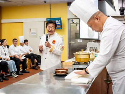 Master Chef Xue Quansheng introducing culinary techniques of Emperor Qianlong's "Culinary Journey to the South" at the m
