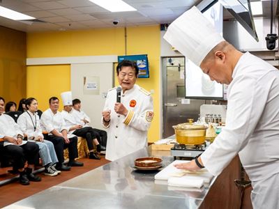 薛泉生大师为大师班介绍「乾隆南巡宴」烹饪技巧