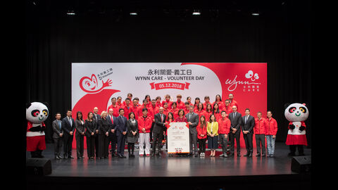 Ms. Linda Chen, Vice Chairman and Executive Director of Wynn Macau, Limited presented certificates of appreciation to th