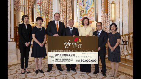 （由左至右）永利澳門及永利皇宮推廣傳訊高級副總裁廖曉齡女士，澳門大學工商管理學院院長陳靖涵講座教授，永利澳門有限公司總裁高哲恒先生，澳門大學校董會主席、澳門大學發展基金會信託委員會主席林金城博士，永利渡假村（澳門）股份有限公司總裁兼常務董事