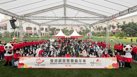 Officiating guests, community partners and WE Volunteer Team join for a group photo.