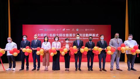 一眾主禮嘉賓為《大師班》名廚大師技藝展示系列活動進行開幕